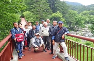 秋川渓谷に掛かる「石舟橋」全長９６ｍの赤いつり橋で記念撮影。